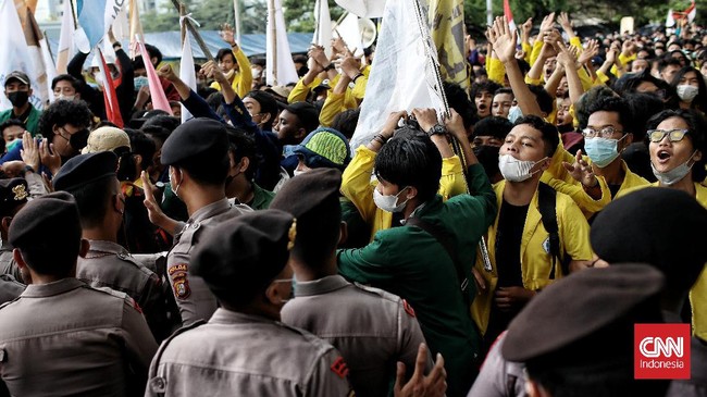 Mahasiswa dari Palembang hingga Mataram rela datang ke Jakarta untuk demonstrasi meminta agar 57 pegawai KPK tidak dipecat.