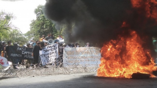 Situasi memanas ketika perwakilan mahasiswa dilempari batu saat berkomunikasi dengan aparat. Polisi sontak melepaskan gas air mata ke arah massa aksi.