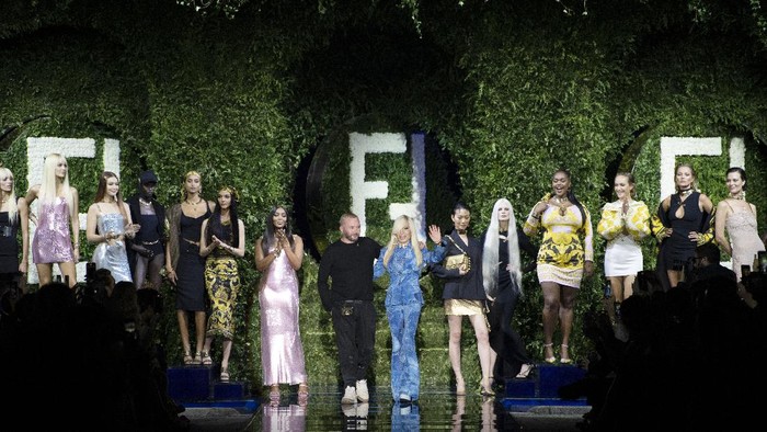7 Fakta Tentang Koleksi Kolaborasi Versace dengan Fendi yang Fenomenal dan Hebohkan Milan Fashion Week