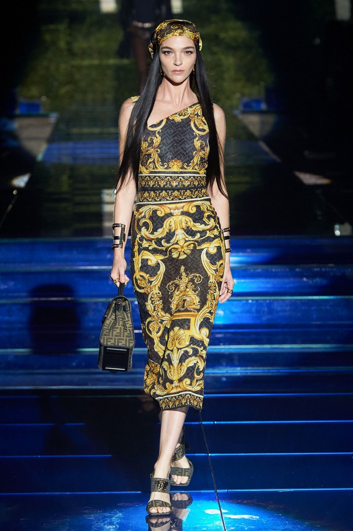 Supermodel dari era 2000an yang masih aktif Maria Carla Boscono turut berpartisipasi mengenakan busana bercorak baroque khas Versace dan tas ikonis Fendi. Foto: Daniele Schiavello / Gorunway.com