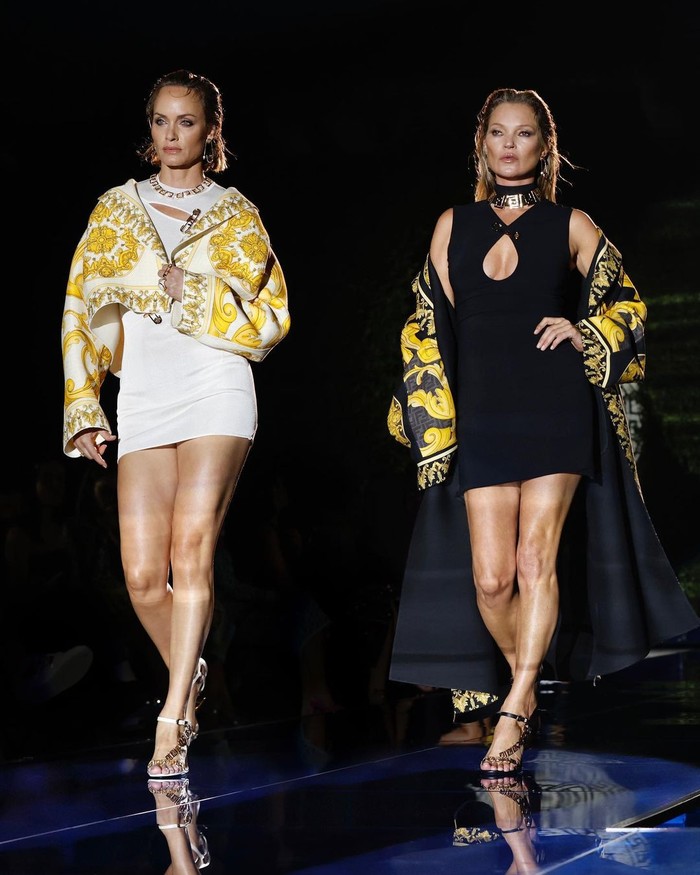 Kate Moss walking with Amber Valletta increasingly gives her own energy to this fashion show as well as the nostalgic feel of the 90s era. Photo: Instagram Donatella Versace