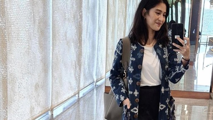 6 OOTD Batik ala Dian Sastrowardoyo, Tampil Modern dan Tradisional Sekaligus