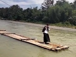 Siswa di Sidrap Naik Rakit karena Jembatan Rusak, Pemkab Janji Benahi di 2022