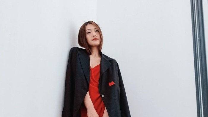 Hingga hari ini, walaupun anaknya sudah 2, Anissa tetap tampil awet muda dan semakin fashionable. Penampilan dari istri dari Raditya Dika ini memang panutan banget buat anak muda kayak kita nih, Beauties! (Foto: instagram.com/anissaaziza)