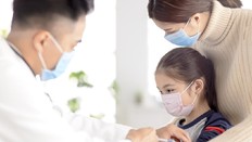 CARA MENENANGKAN ANAK SAAT SUNTIK VAKSIN: ALIHKAN PERHATIANNYA