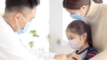 CARA MENENANGKAN ANAK SAAT SUNTIK VAKSIN: ALIHKAN PERHATIANNYA