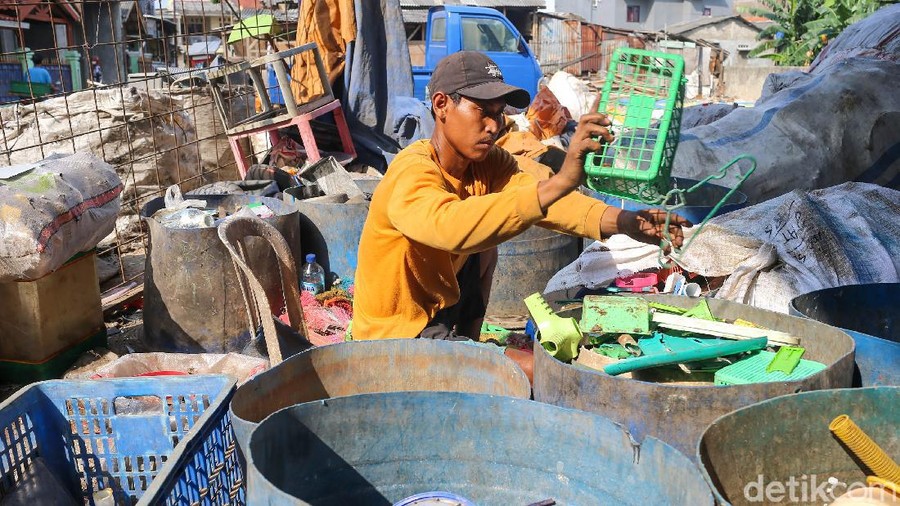 Pekerja melakukan proses daur ulang sampah plastik di kawasan Pondok Gede, Bekasi, Senin (27/9/2021).