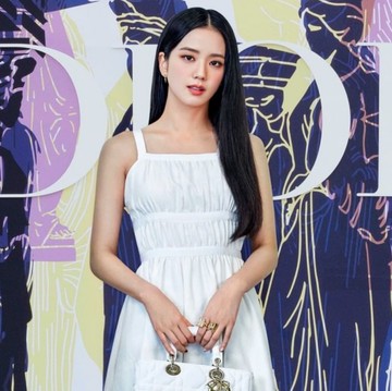img-title Jisoo BLACKPINK Pakai Tas Dior Seharga Puluhan Juta Saat Akan Terbang Menghadiri Paris Fashion Week