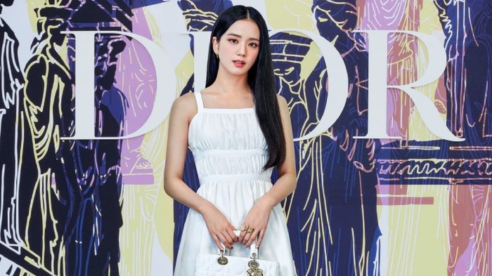 Jisoo BLACKPINK Pakai Tas Dior Seharga Puluhan Juta Saat Akan Terbang Menghadiri Paris Fashion Week
