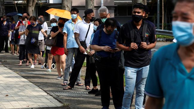 Singapura memperpanjang pembatasan sosial terkait Covid-19 menyusul lonjakan infeksi virus corona baru.