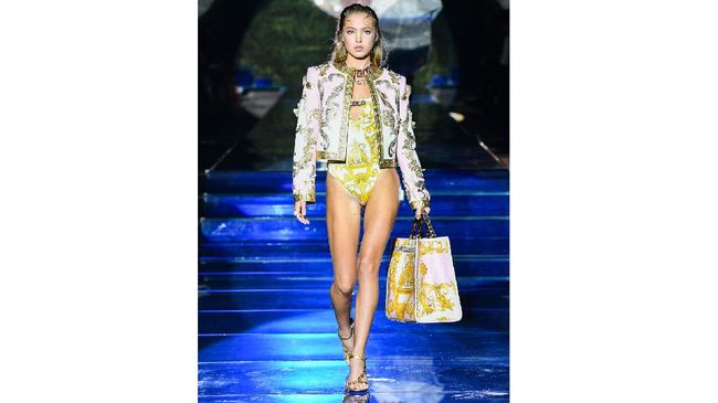 Lila Moss, putri supermodel Kate Moss, mencuri perhatian publik karena tak malu menunjukkan pompa insulin di paha kirinya saat show Fendace.