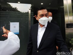 Luhut Minta Warga Punya Tiket Segera Suntik Booster