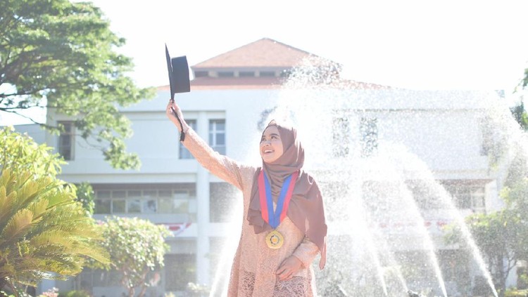 lulusan doktor termuda wisuda ke-124 ITS lulusan doktor termuda wisuda ke-124 ITS