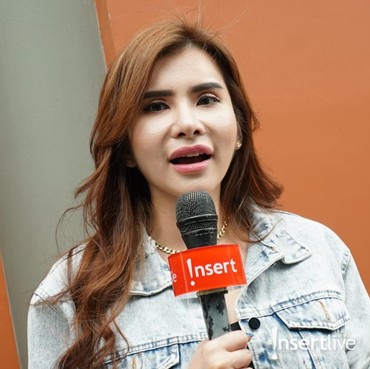 Kancing Baju Maria Vania Terbuka Rendah, Netizen Sontak Gerah