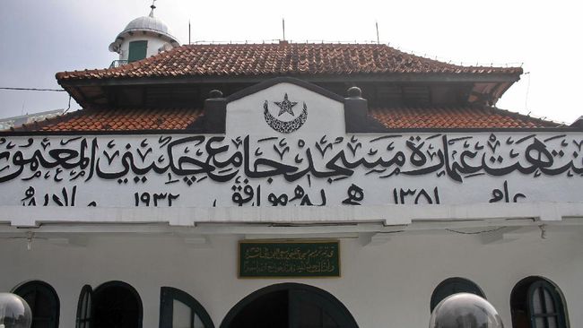 Berikut sejarah Masjid Jami Al Ma'mur Cikini peninggalan pelukis Indonesia Raden Saleh yang kini telah menjadi salah satu cagar budaya Jakarta.