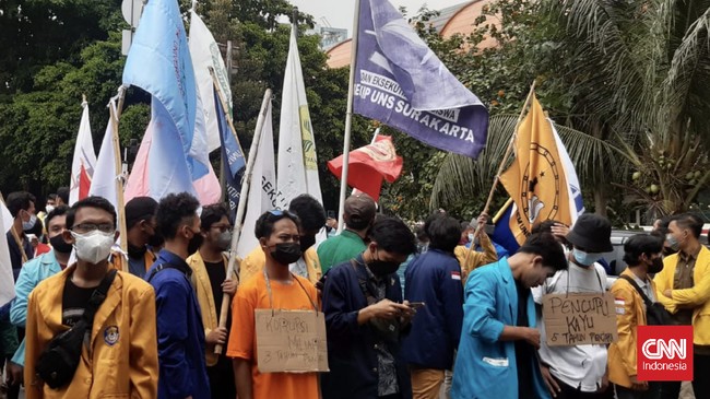 Jumlah mahasiswa yang menggelar demonstrasi di sekitar Gedung KPK terus bertambah. Sejauh ini, mereka masih berusaha merangsek masuk ke halaman KPK.