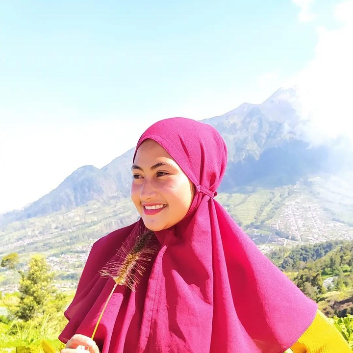 <p>Bukan apa-apa, ini karena wanita cantik tersebut dulunya merupakan seorang penyanyi dangdut yang beralih profesi menjadi petani. (Foto: IG Novi Listiana)</p>