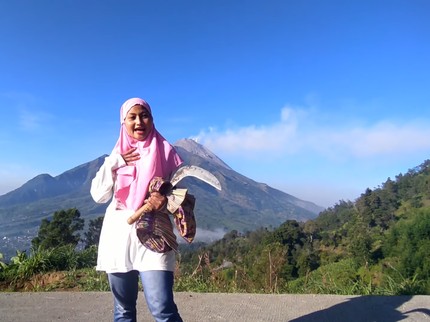 Terpopuler: Pedangdut Cantik Alih Profesi Jadi Petani - Tanda Hamil 2 Bulan