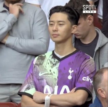 Lagi Syuting 'The Marvels', Park Seo Joon Kepergok Nonton Sepakbola