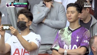 img-title Lagi Syuting 'The Marvels', Park Seo Joon Kepergok Nonton Sepakbola