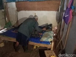 Ini Mbah Pasran, Belasan Tahun Tinggal di Tengah Pemakaman Kudus