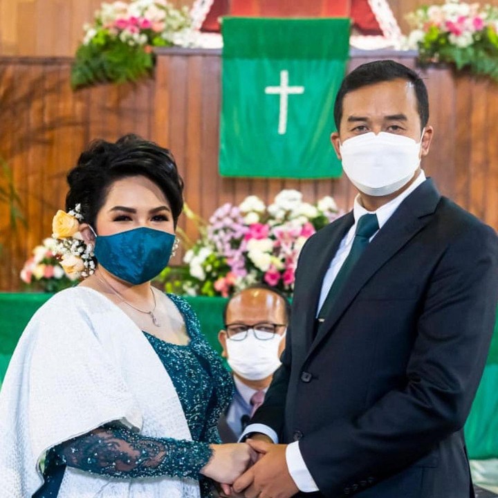 <p>Joy Tobing dinikahi oleh seorang perwira TNI berpangkat kolonel. Cahyo Permono akan menjadi ayah sambung untuk putra Joy Tobing yang bernama Joshua Miracle Hati Goran Bonagabe Sinambela. (Foto: Instagram @joydestinytobing)</p>