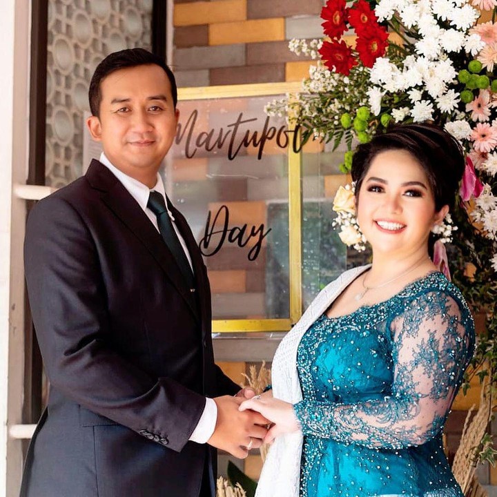 <p>Joy Tobing tak bisa menyembunyikan kebahagiaannya ketika dipersunting oleh pria yang dicintainya. Ia bersyukur pernikahan mereka berjalan dengan lancar, Bunda. (Foto: Instagram @joydestinytobing)</p>