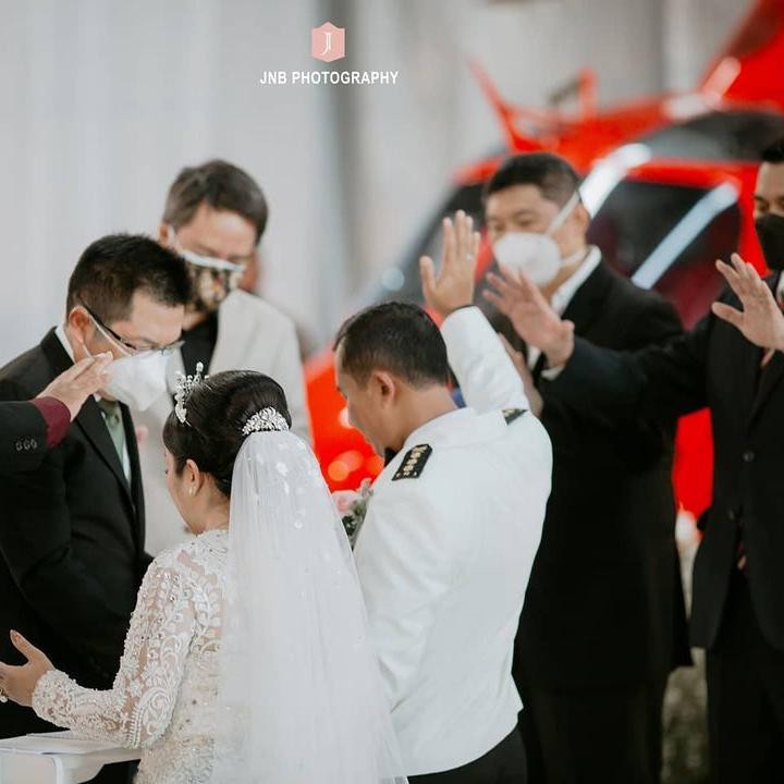 <p>Joy Tobing dan suaminya tampil kompak mengenakan busana berwarna putih, Bunda. Serasi ya? (Foto: Instagram @joydestinytobing)</p>