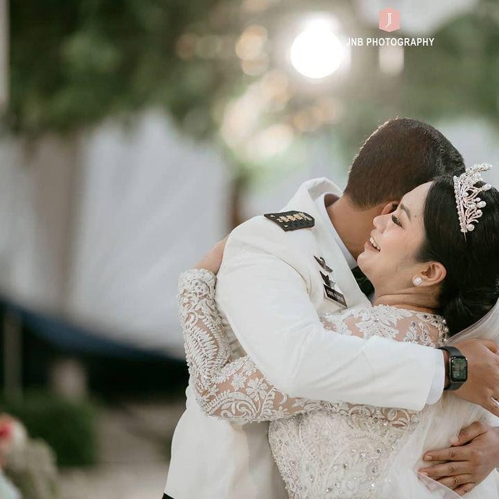<p>Joy Destiny Tiurma Tobing atau Joy Tobing akhirnya melepas status <em>single parent</em>. Ia dipinang kekasihnya, Cahyo Permono pada Sabtu (25/9/21) di kawasan Pondok Cabe, Tangerang Selatan. (Foto: Instagram @joydestinytobing)</p>