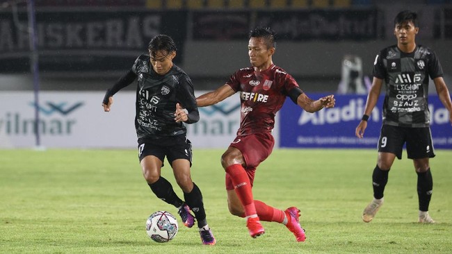 Kasus tunggakan gaji Persis Solo kepada mantan pemain tak kunjung rampung hingga Liga 2 2021 bergulir pada akhir pekan lalu.