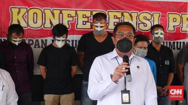 Dalam kasus pijat plus-plus di rumah kos di Solo, polisi memulangkan tujuh terapis pria dan menjerat muncikari sebagai tersangka.