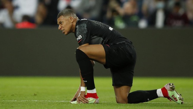 PSG mengalami krisis setelah hubungan Kylian Mbappe dan Neymar memanas saat melawan Montpellier di Liga Prancis.