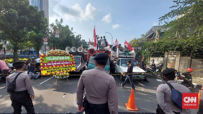 Massa aksi tandingan mendukung keputusan KPK memberhentikan 56 pegawai yang tak lulus TWK. Mereka menyatakan, tanpa Novel Baswedan Cs KPK tetap maju.