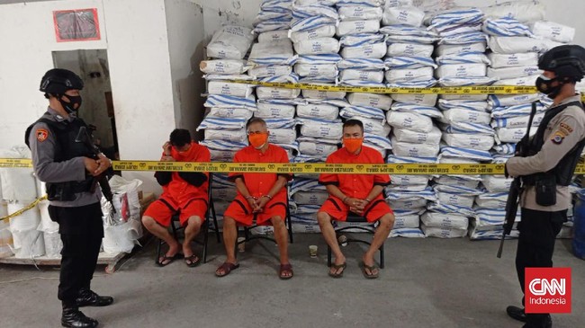 Dua Mega-pabrik psikotropika di Yogyakarta disebut bisa menghasilkan 420 Juta butir obat ilegal per bulan dengan peredaran Jawa hingga Kalimantan.