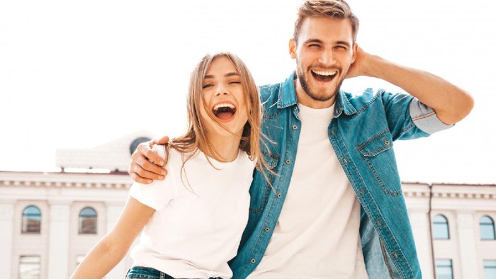 Tanpa Sadar, Ini 5 Tanda Kamu Sedang Jatuh Cinta! Salah Satunya Selalu Tersenyum