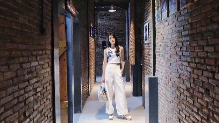 Beauties, sejak dulu ternyata penampilan Anissa Aziza sudah terlihat selalu fashionable. Disetiap kesempatan, dirinya selalu terlihat cantik. Nggak heran jika akhirnya seorang Raditya Dika bisa sampai jatuh hati dengannya. (Foto: instagram.com/anissaaziza)
