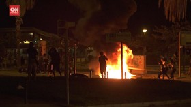 VIDEO: Pesta Tradisi Ricuh, Massa Jarah Toko dan Bakar Motor