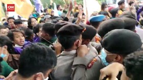 VIDEO: Mahasiswa-Aparat Saling Dorong di KPK