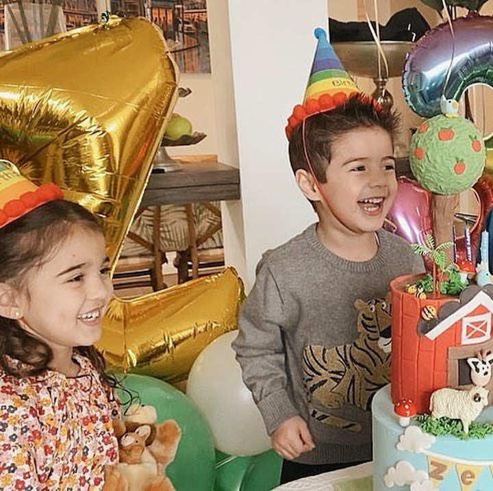 <p>Meski dirayakan di rumah, keceriaan dan keseruannya tetap terasa. Terdapat dekorasi balon warna-warni serta kue ulang tahun yang unik. (Foto: Instagram @carissa_puteri)</p>