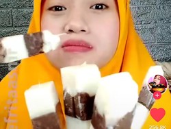 Wanita Ini Bikin Es Krim Gabus Pakai Nasi Putih