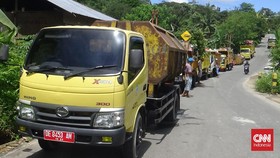 Warga Ambon Protes Jalan Rusak, Belasan Truk Sampah Mengantre