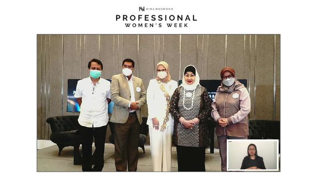 Puncak Women's Week: Wanita Berdaya Memiliki Mental Juara Acara Puncak Professional Women's Week (PWW) 2021 berlangsung sukses dengan menghadirkan diskusi panel dan gelaran fashion show koleksi Nina Nugroho.
