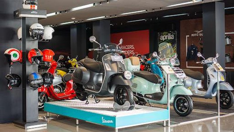 PT Piaggio Indonesia bekerja sama dengan PT Smart Mulia Abadi resmi membuka diler premium motoplex 4 brand di Surabaya, tepatnya di Jalan Sulawesi Nomor 53