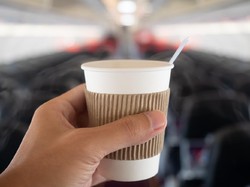 Mudik Naik Pesawat, Kamu Wajib Banyak Minum Air Putih