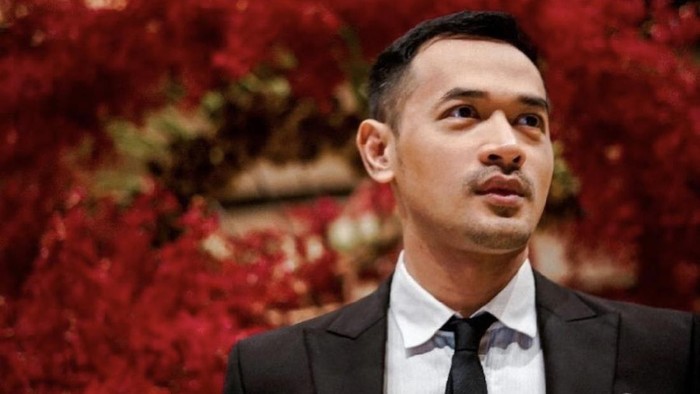 Aktor Oka Antara berperan sebagai Irvan di sinetron Ikatan Cinta.