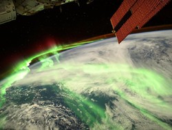Foto Spektakuler Aurora Selimuti Bumi, Dijepret dari Antariksa