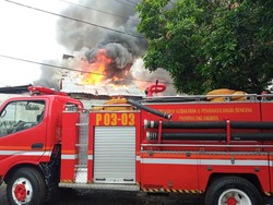 Lapak Barang Bekas di Kalideres Jakbar Kebakaran, Api Berkobar