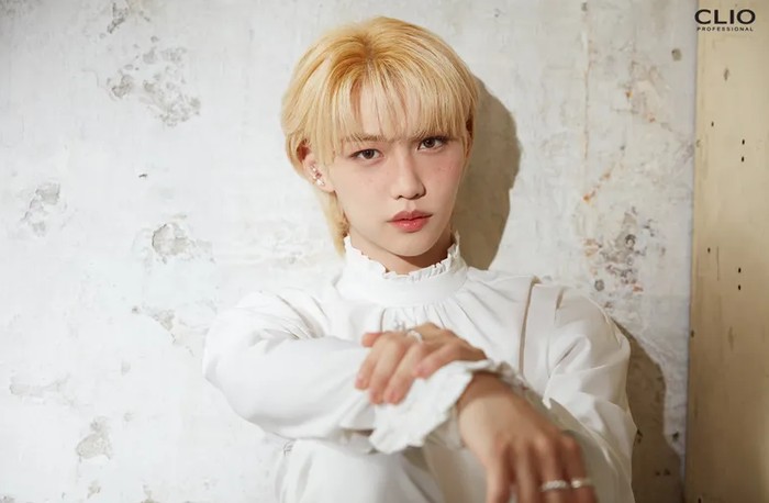 Berpose untuk brand kosmetik CLIO, Felix Stray Kids membuat penggemar syok dengan sunkissed blush pada pipinya. Banyak yang berkomentar kalau Felix terlihat seperti putra mahkota dari kerajaan Inggris! Setuju, Beauties?/Foto: CLIO Official