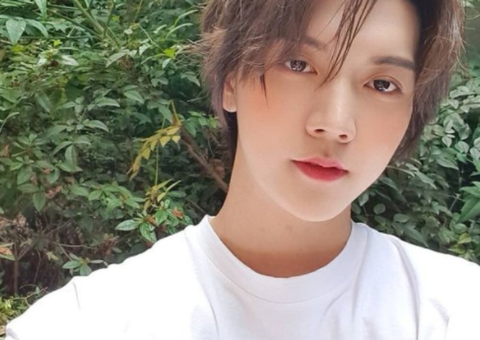 Biasa tampil dengan warna-warna cool tone, kali ini Ren NU'EST mencoba warna warm tone untuk pemotretan debut drama musikalnya. Siapa sangka warna ini sangat cocok dan membuat tampilan Ren jadi makin 'hangat'?/Foto: instagram.com/glorypath