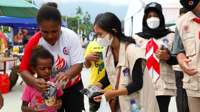 BNPB melalui relawan Gerakan Mobil Masker mengajak masyarakat Papua untuk disiplin protokol kesehatan dengan menggunakan masker jelang PON XX.
